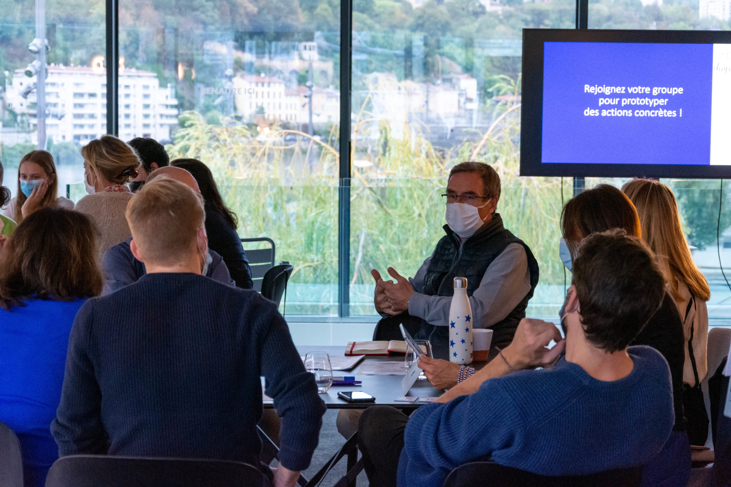 Membres d'UC21 discutant autour d'une table