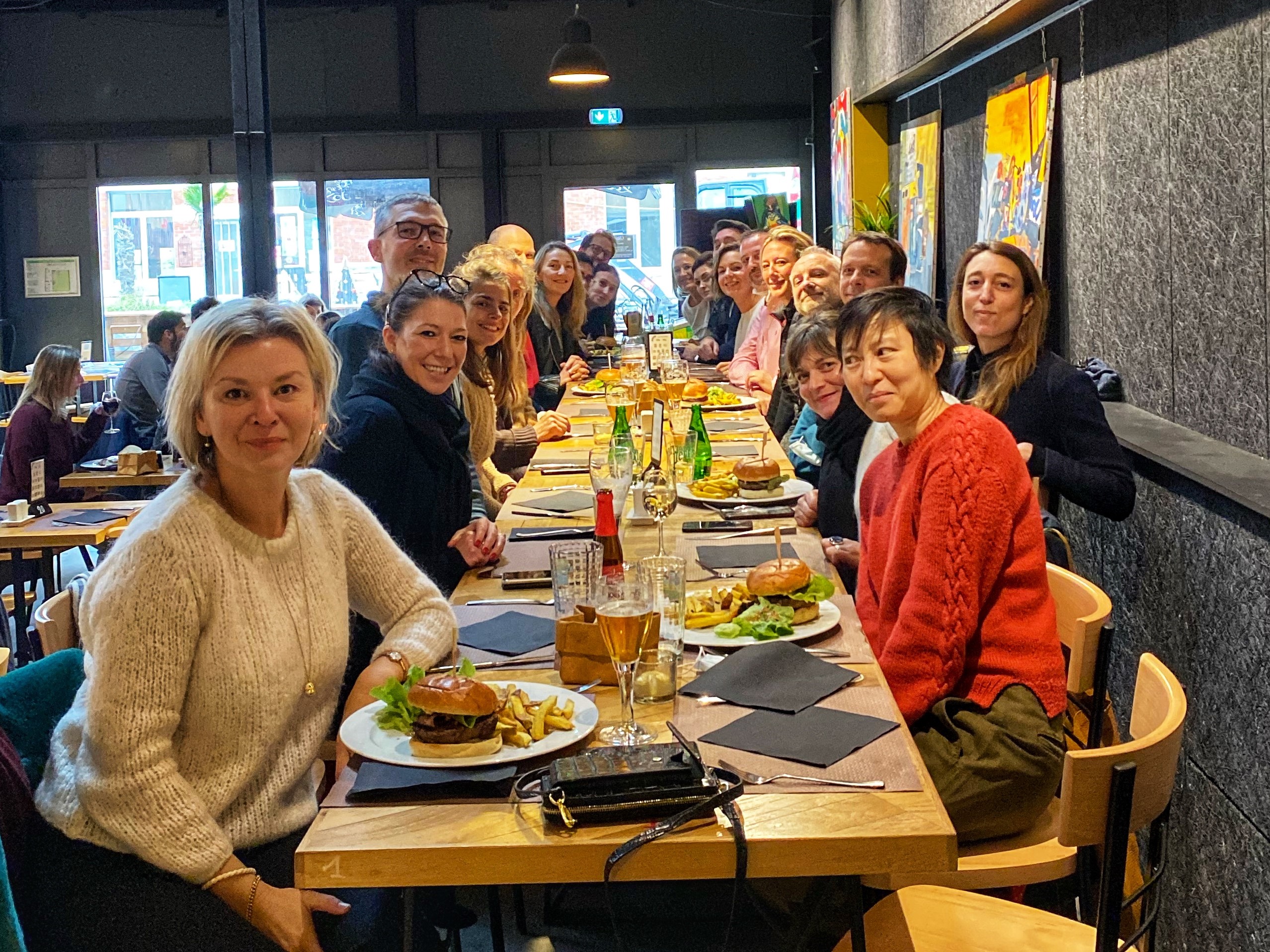 Les lillois et les lyonnais partagent un repas dans le quartier de la Maillerie